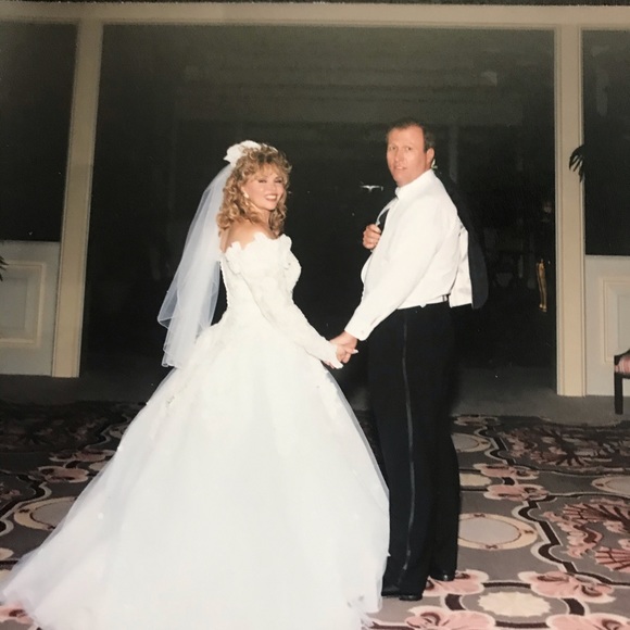 Designer wedding gown and Veil. - Picture 8 of 8